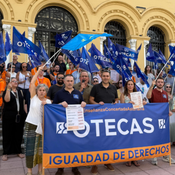 Entrega del Boletín de Notas al Presidente del Principado, Adrián Barbón